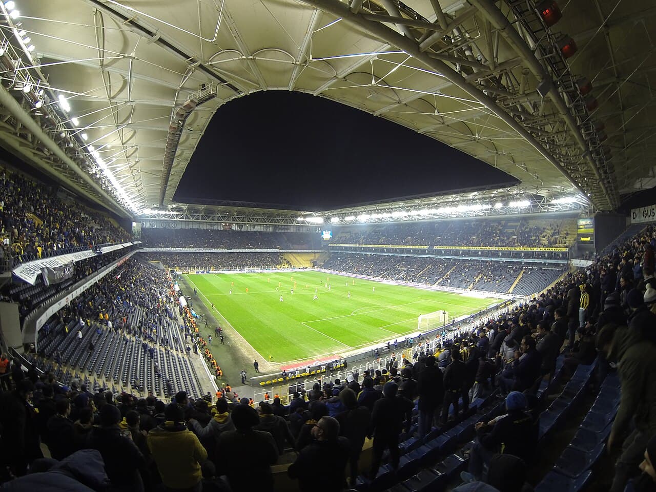 Stadionul Şükrü Saracoğlu iluminat într-o seară de meci